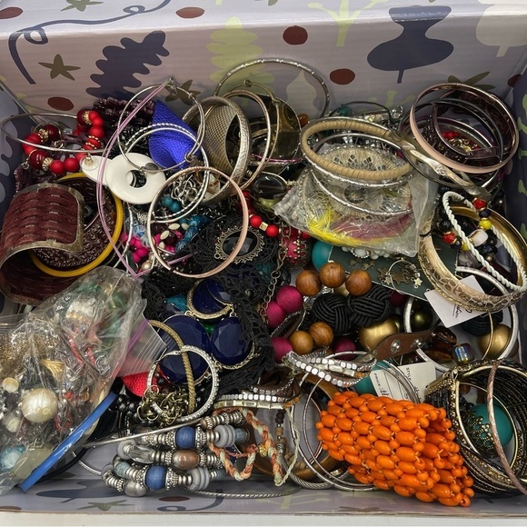 Vintage To Modern Jewelry & Small Accessories Lot Wear Craft Repair Repurpose - Picture 13 of 13